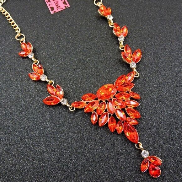 ♥️ Betsey Johnson stunning red crystal statement necklace ♥️ - Picture 1 of 3